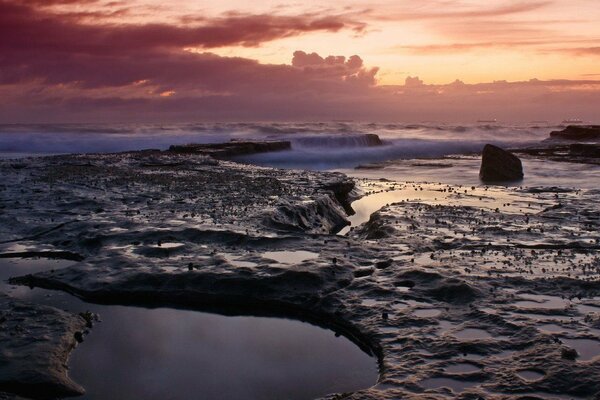 Des vagues inhabituelles recouvrent les pierres