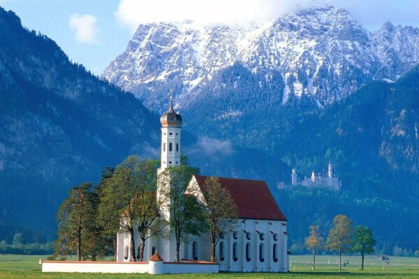 Kirche mit rotem Dach in den Bergen