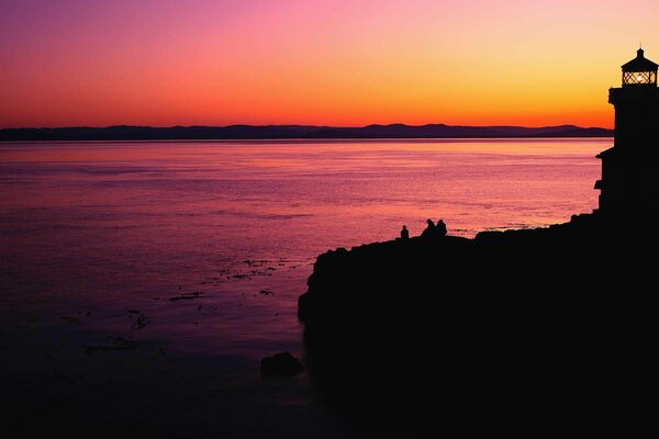 Faro y mar en los colores del atardecer