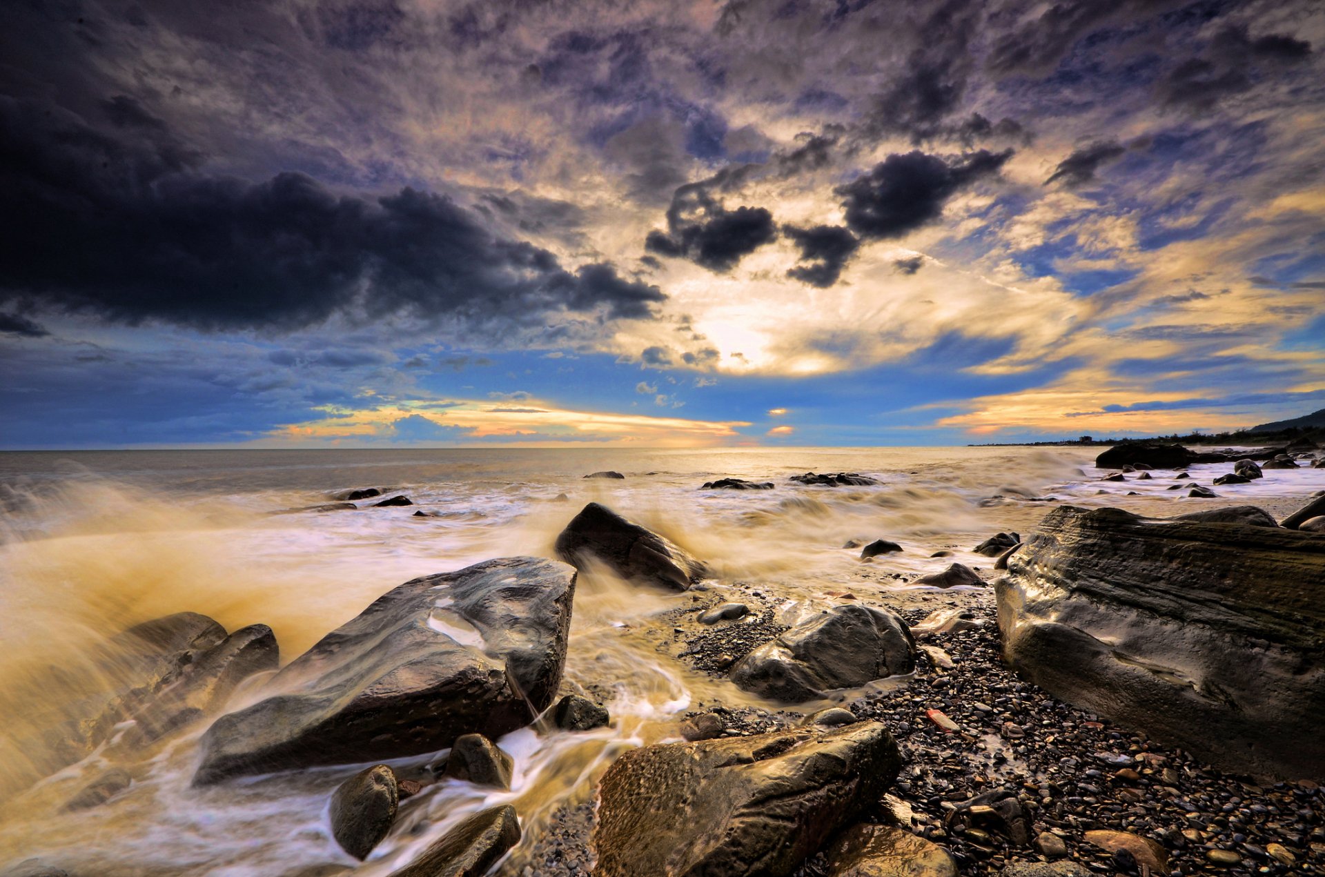 meer ufer steine wellen spritzer wolken sonnenuntergang