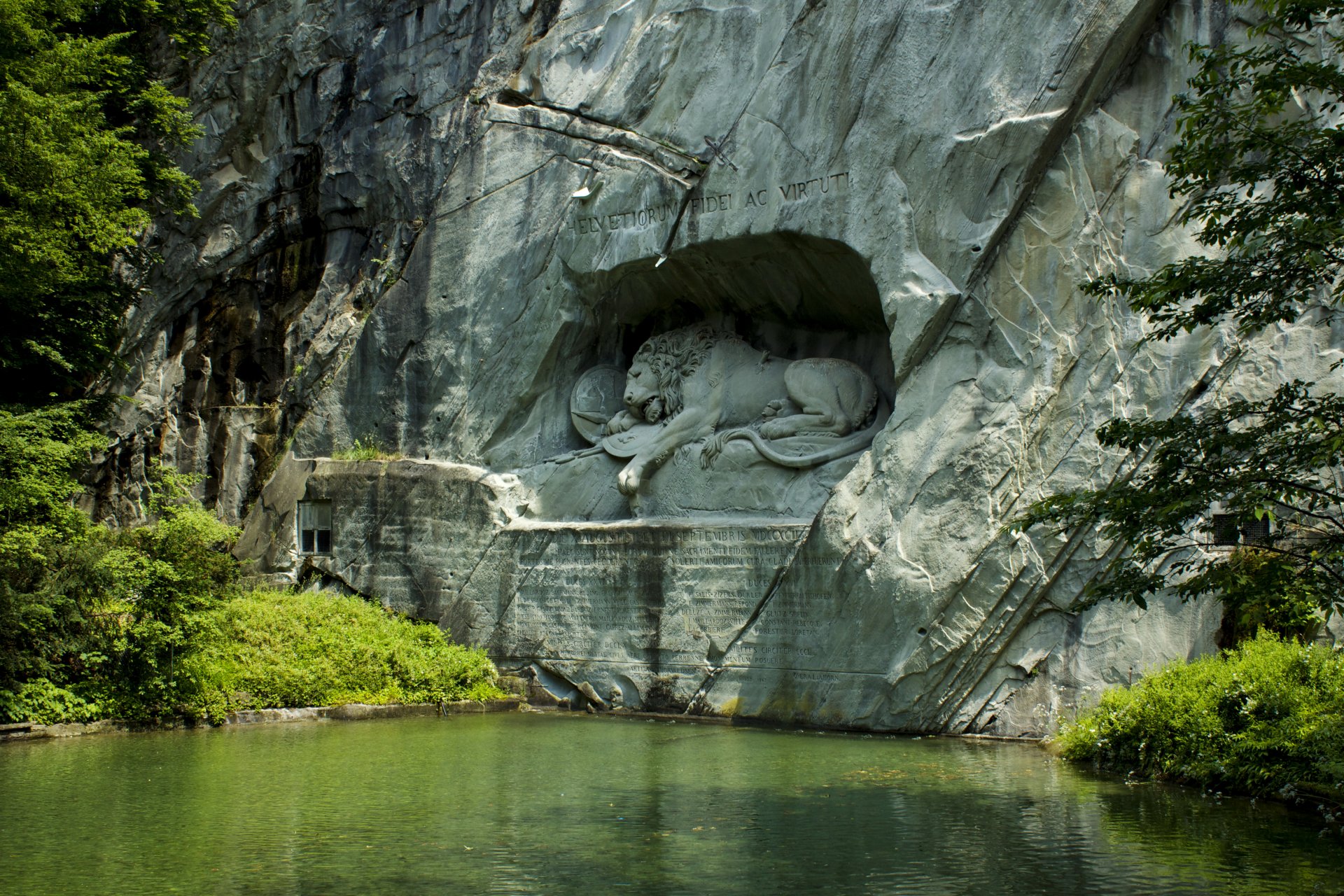 suiza lucerna parque estanque roca escultura león