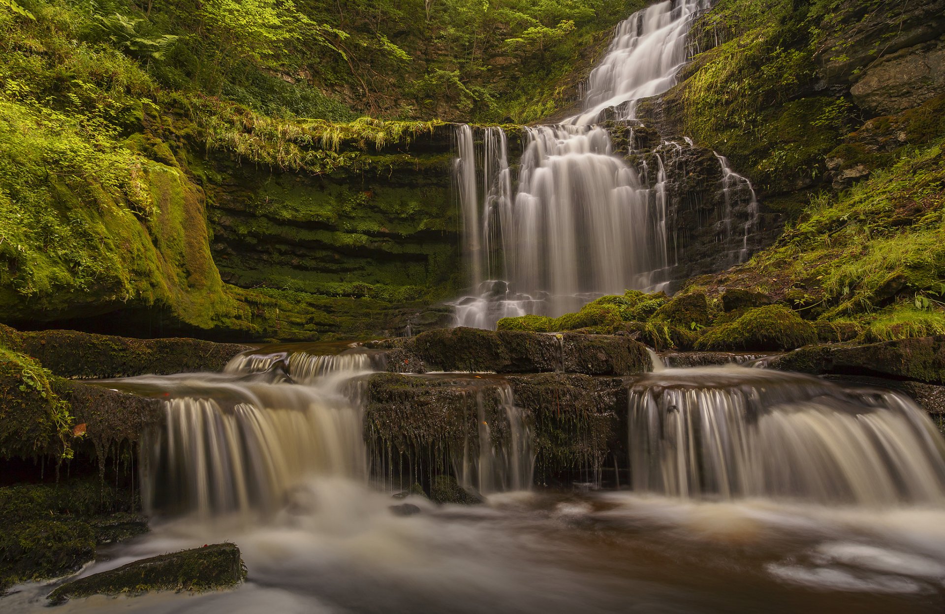 caleber force fällt yorkshire dales national park england yorkshire dales wasserfall kaskade