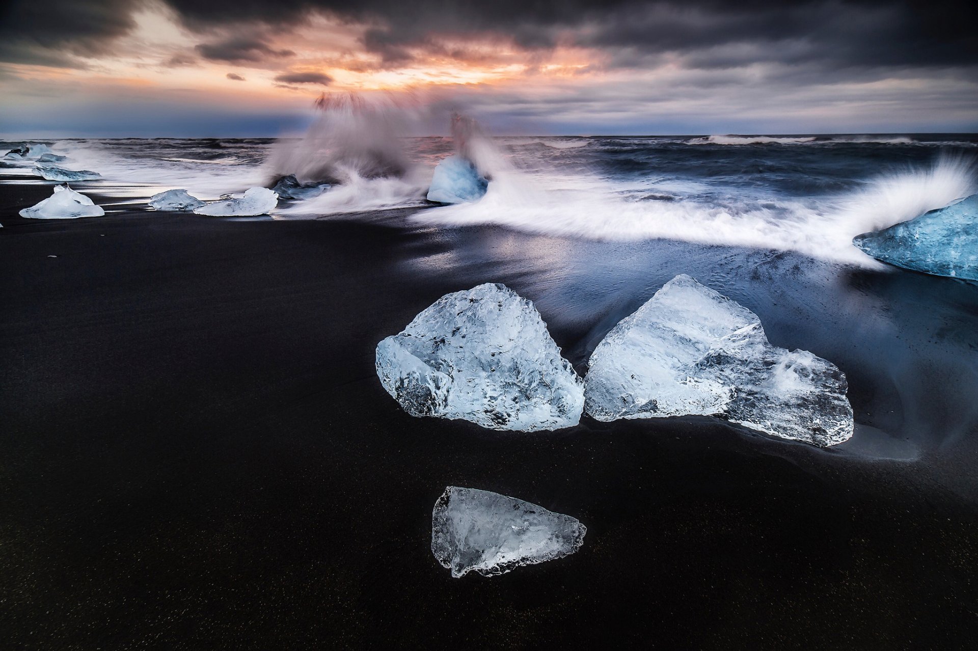 islande lagon glaciaire de jökylsaurlön plage vagues splash matin