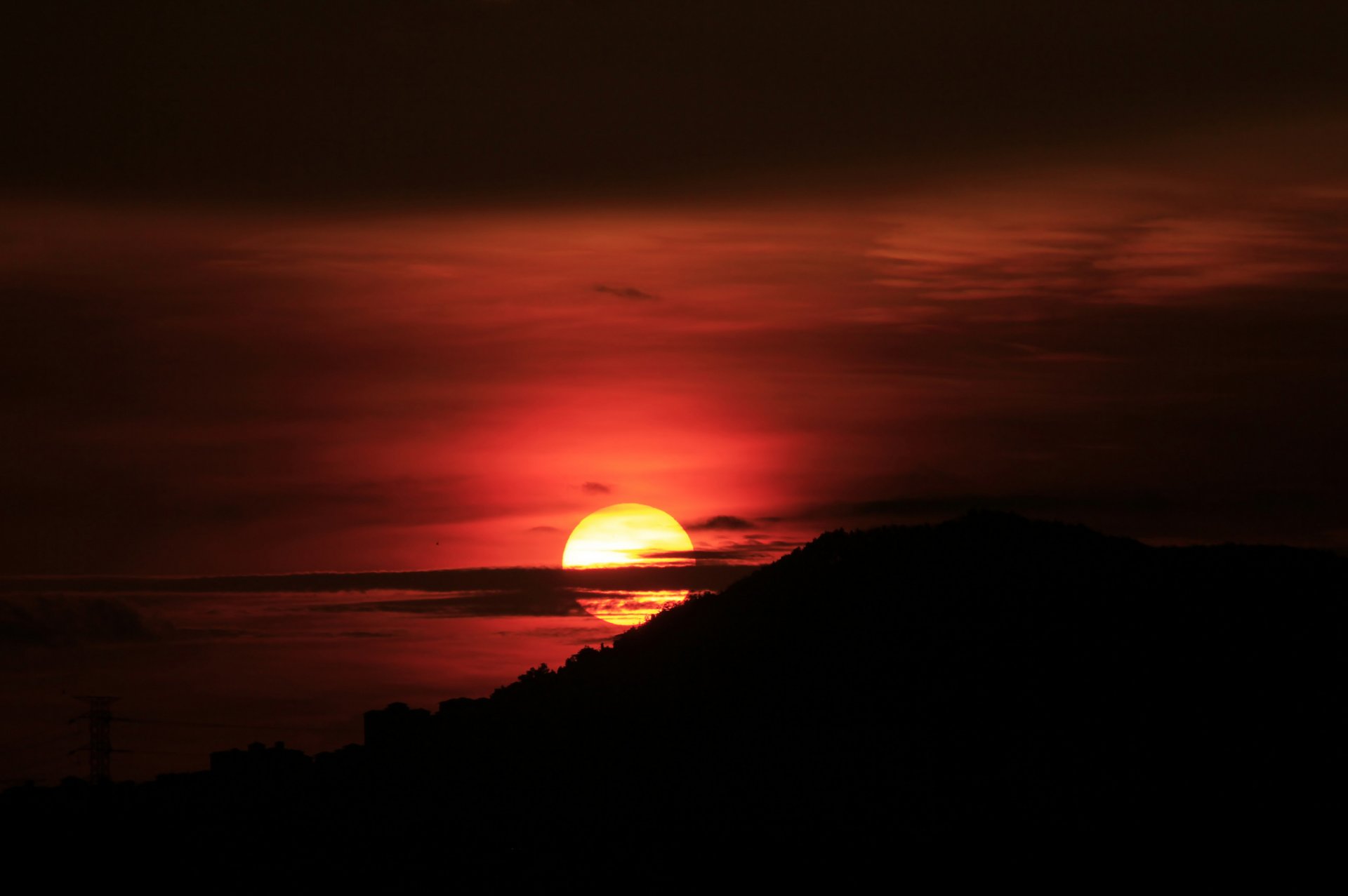 ciel nuages soleil coucher de soleil montagne silhouette