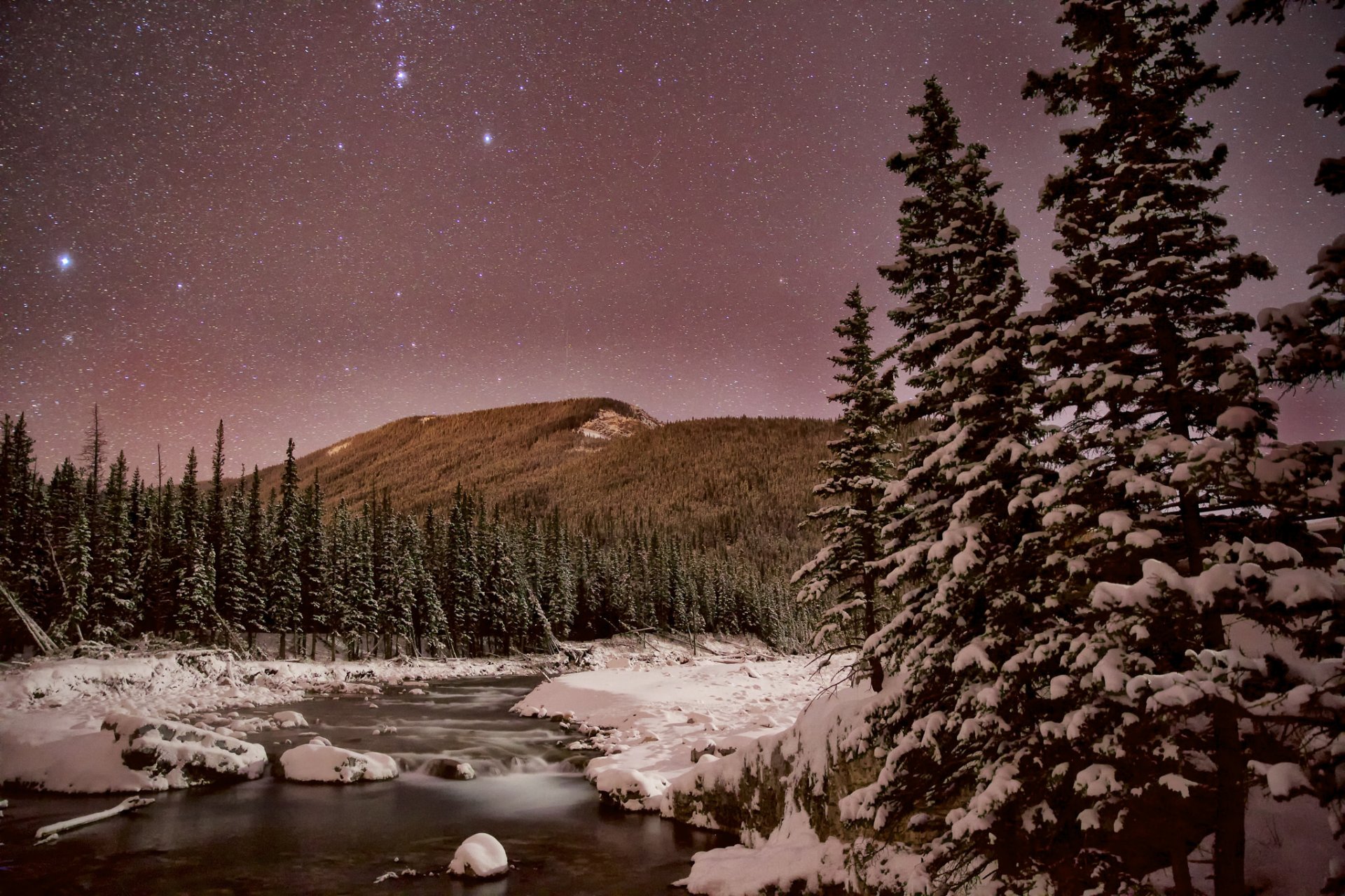 kananaskis alberta kanada noc niebo gwiazdy góry rzeka zima śnieg drzewa