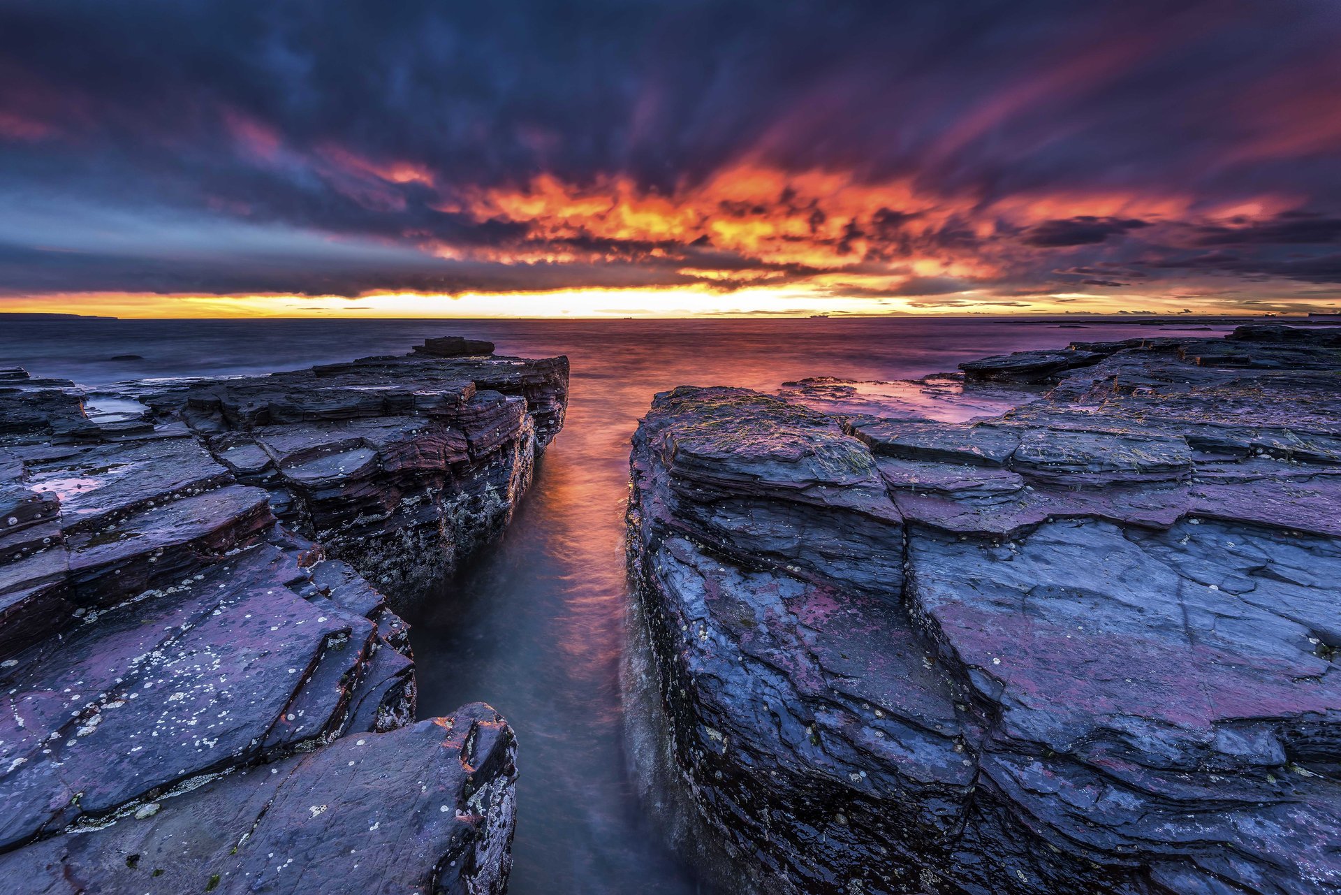 ciel nuages coucher de soleil horizon lueur mer pierres roches