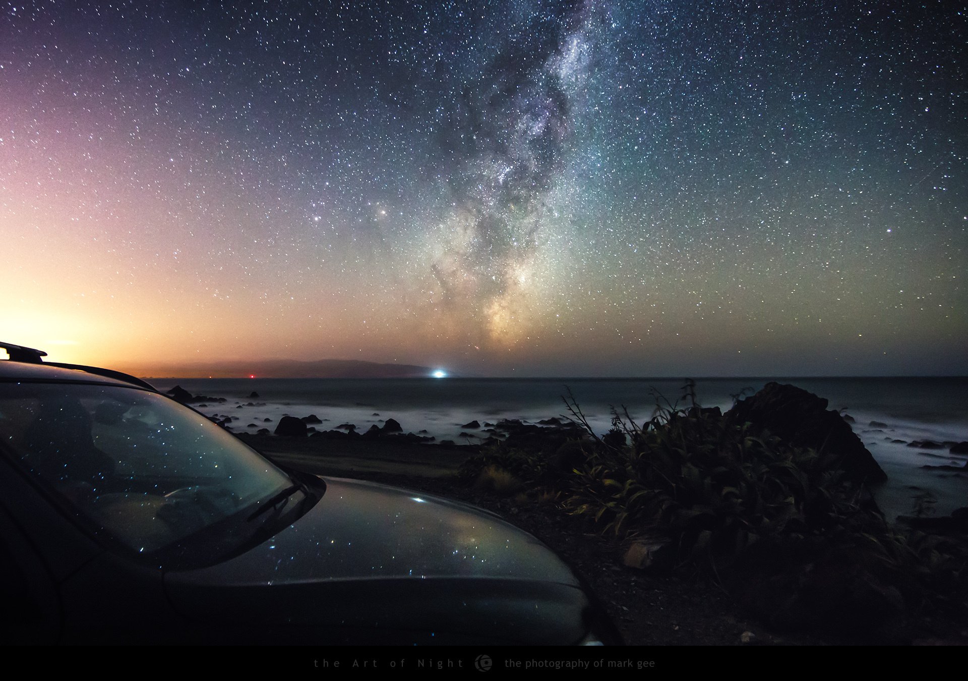 mark gee fotógrafo costa puesta de sol cielo estrellas coche campana reflexión vía láctea