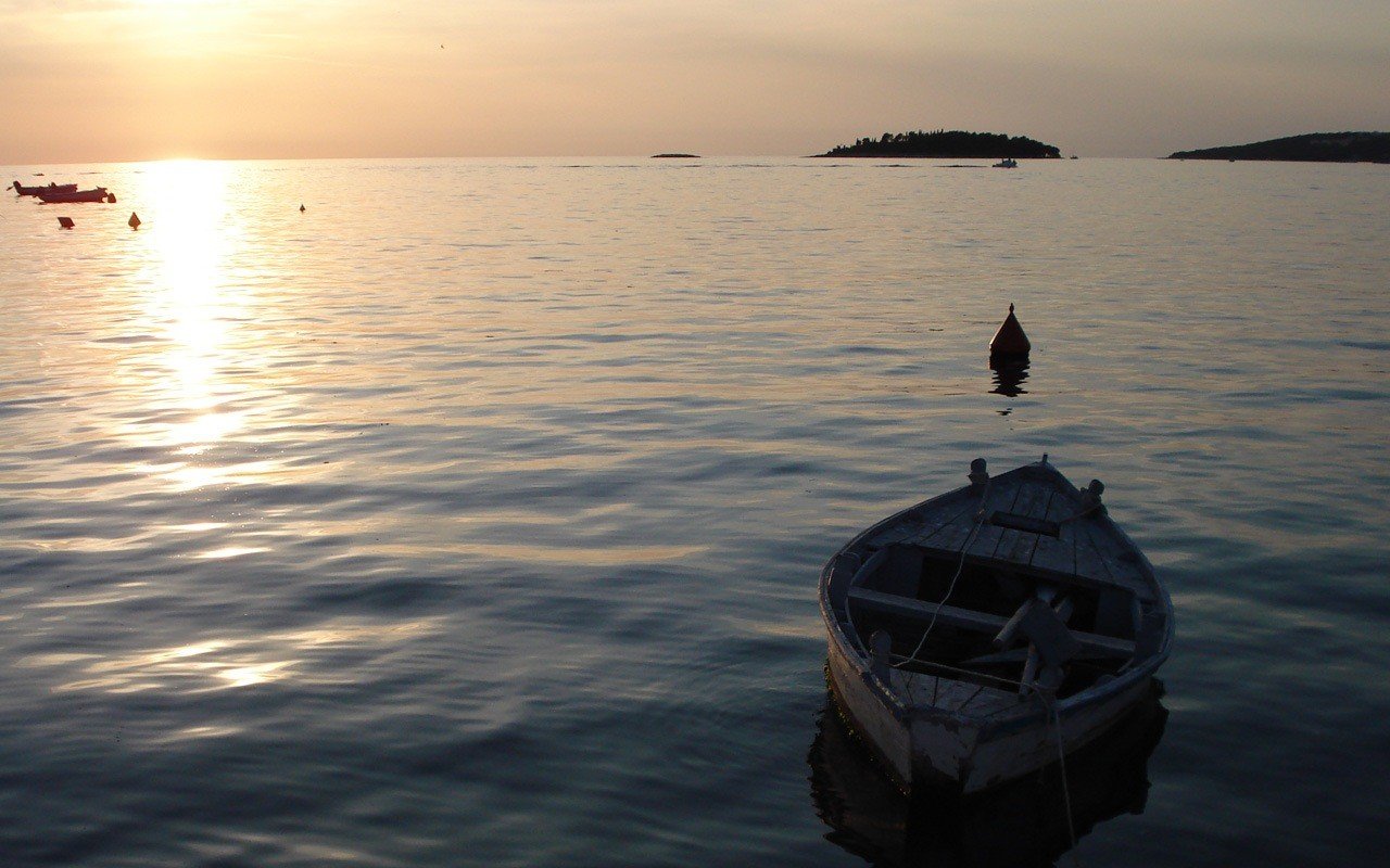 море лодка волны вода мир