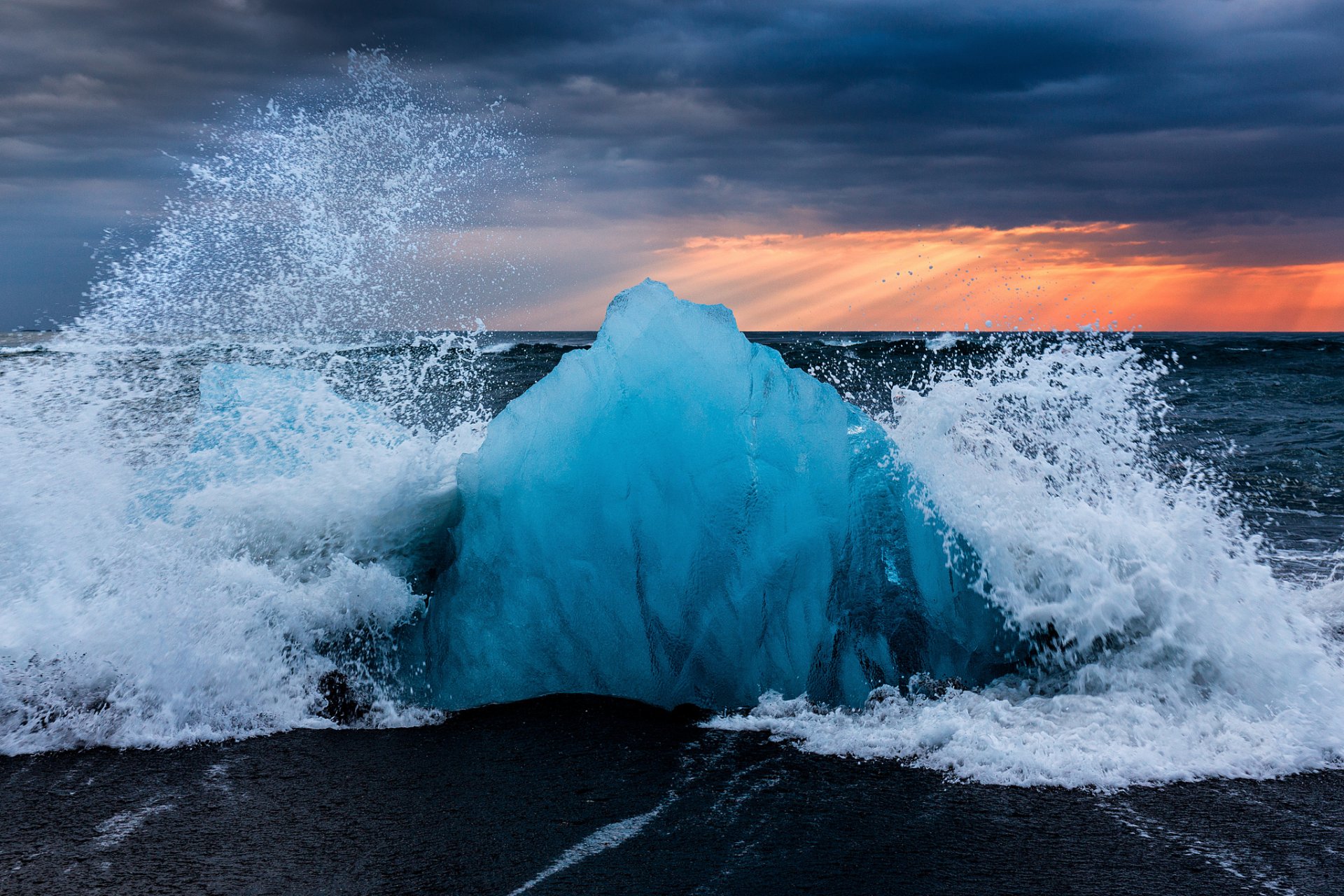 islandia laguna lodowcowa jökülsaurloun plaża fale plamy