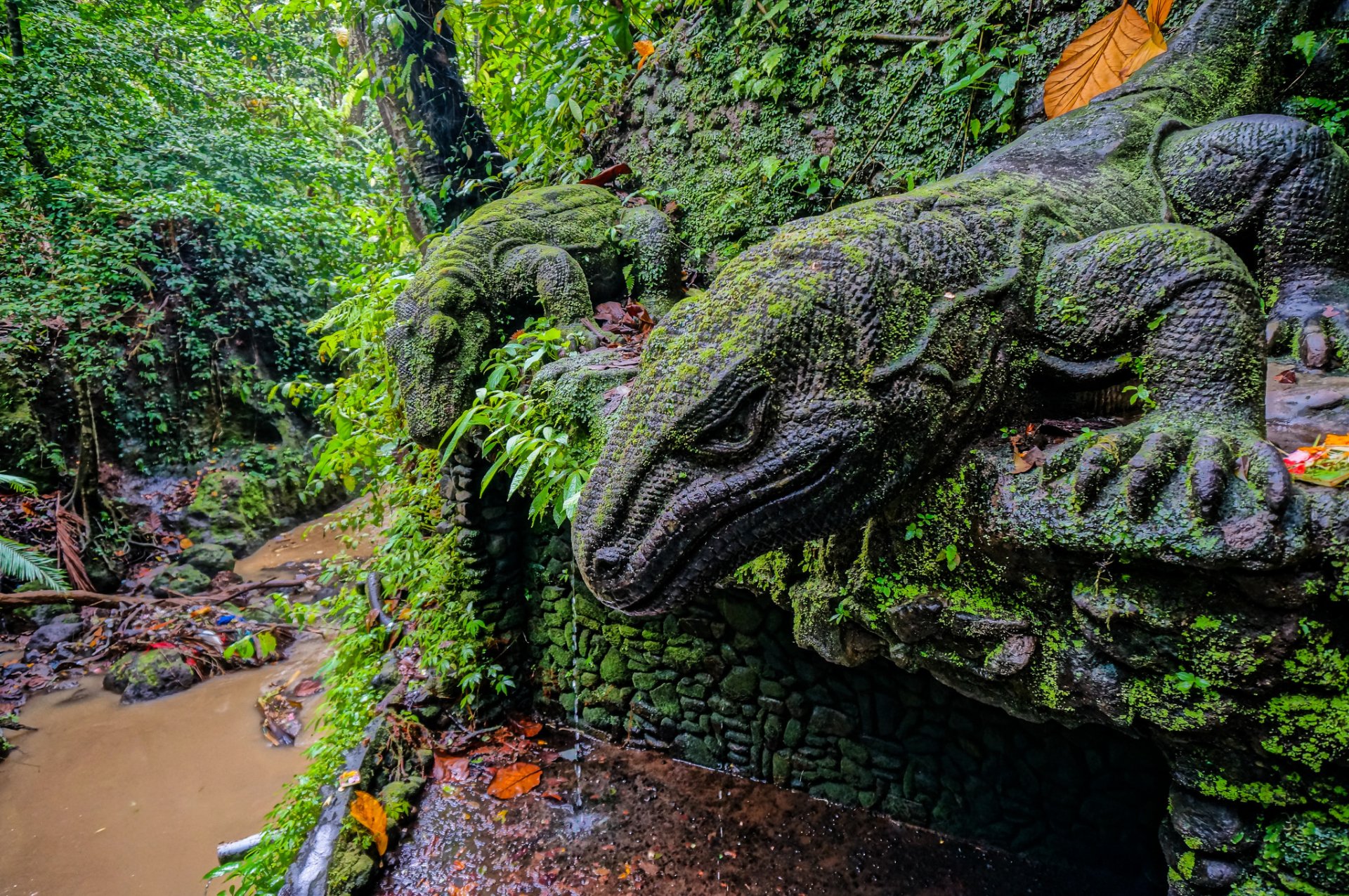 bosque de monos de ubud ubud bali indonesia estatua del dragón de komodo bosque de monos reserva estatuas bosque río