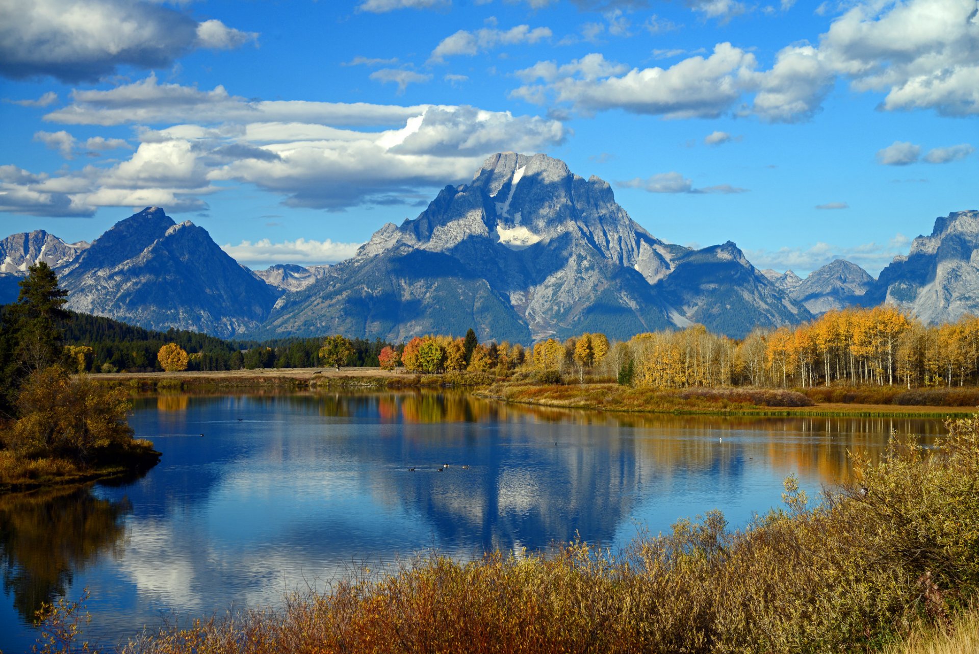 cielo nubes montañas bosque lago árboles otoño