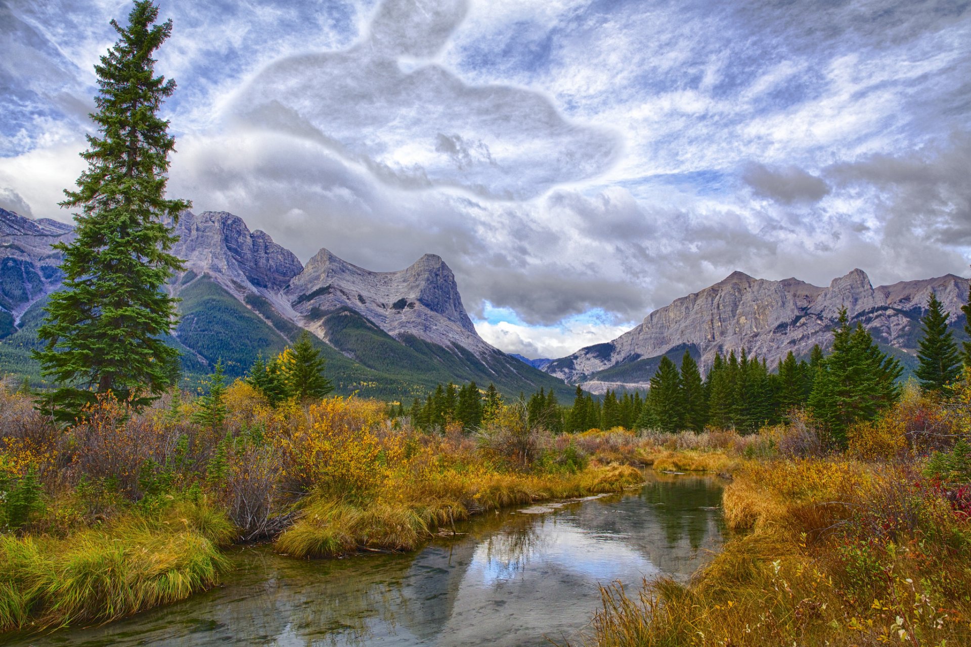 cielo nubes montañas bosque lago árboles arbustos río otoño