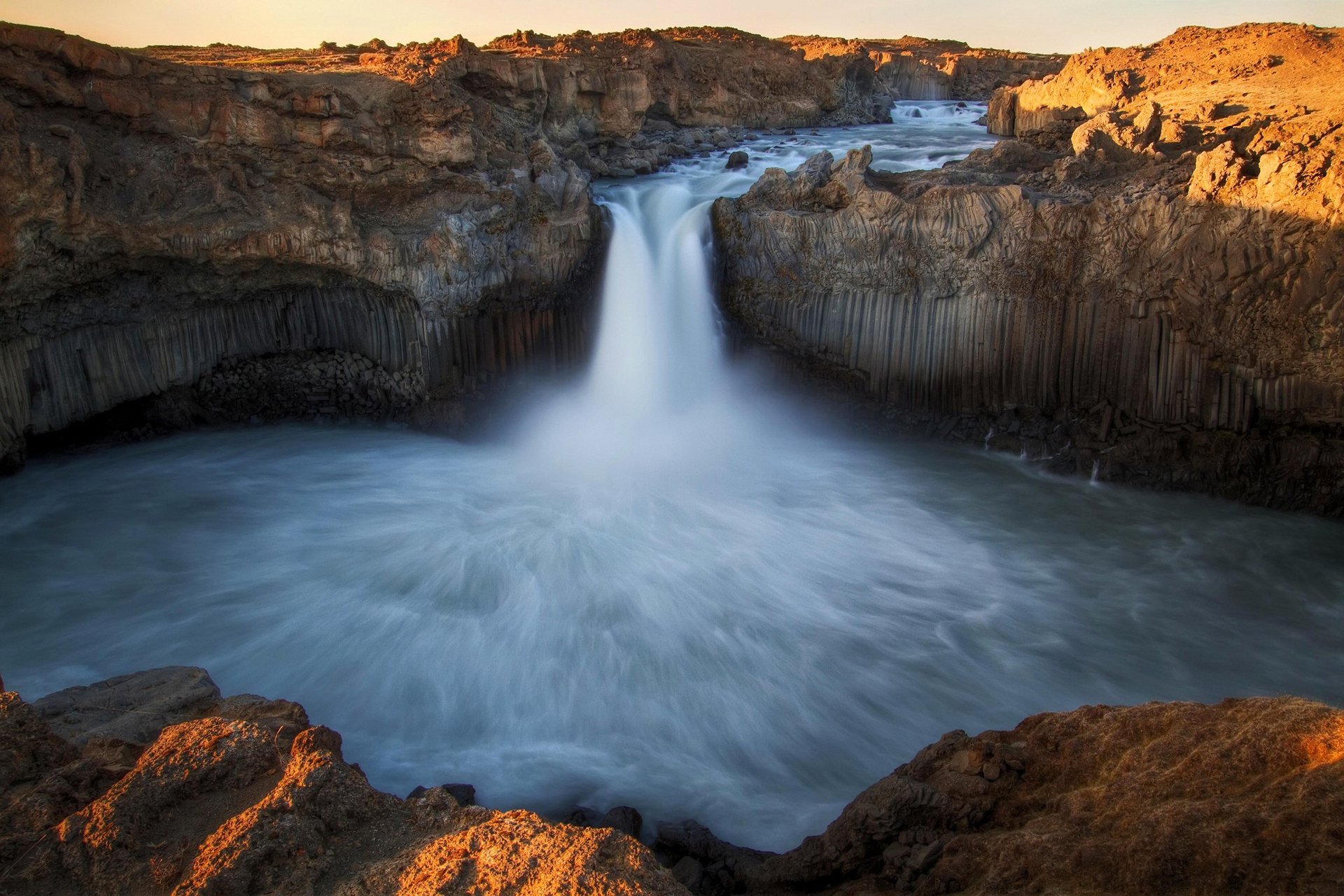 cielo montañas rocas río cascada lago puesta de sol