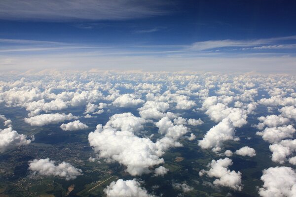 Vista desde el avión: Altitud, nubes y cielo