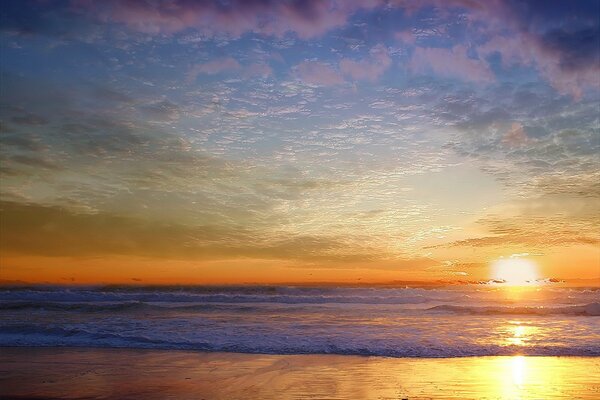 Schöner Sonnenuntergang am Strand