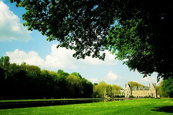 Rivière, parc verdoyant et maison