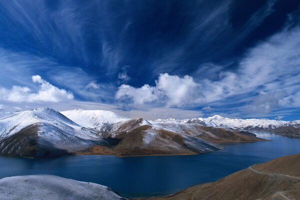 Cielo con nuvole sopra il Lago di montagna