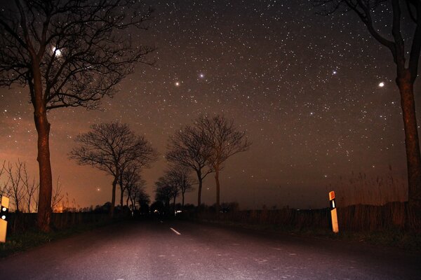 Nachtstraße und Sternenhimmel