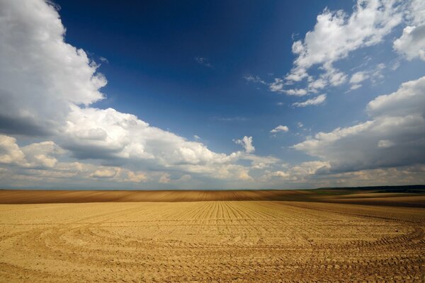 Riesig nach und unrealistisch schöner Himmel mit Wolken