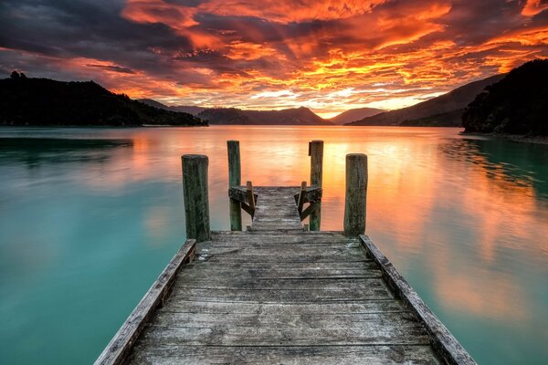 Puente en el lago al atardecer