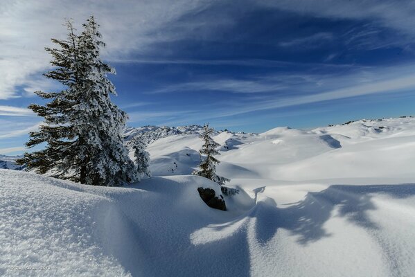 Schneebedeckte Hügel und blauer Himmel