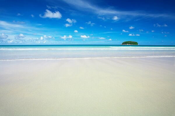 Spiaggia paradisiaca vicino al mare blu