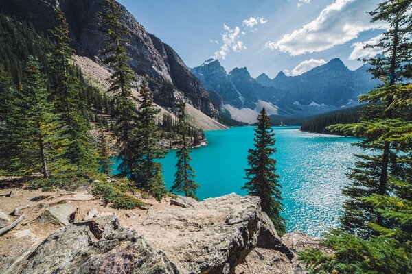 Gorgeous view of the lake and mountains in Canada