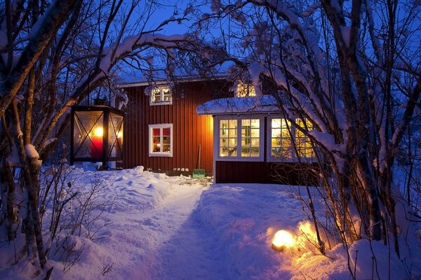 Nieve de invierno de año nuevo, casa y cuento de hadas