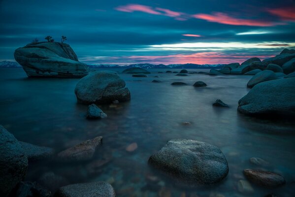 Pietre sull acqua orizzonte all alba