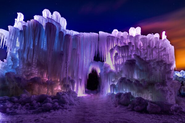 Los témpanos de hielo están congelados y bellamente iluminados