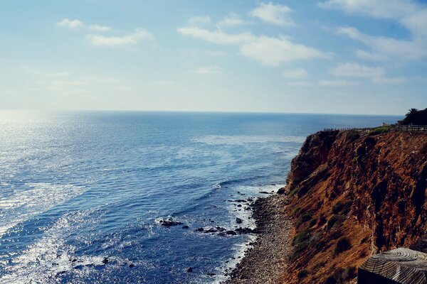 Blick auf das blaue Meer von einem hohen Felsen