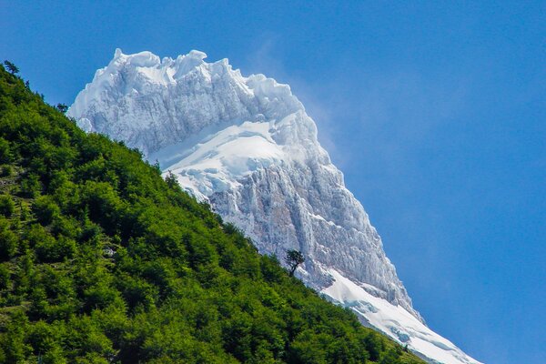 Снежная гора, голубое небо, природа