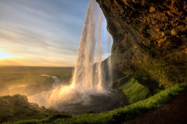 Bei Sonnenaufgang ein schöner Wasserfall