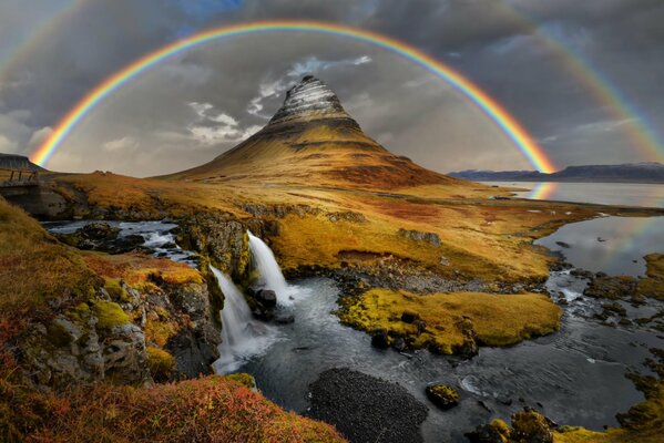 Arc-en-ciel sur la montagne souligne la beauté de la nature