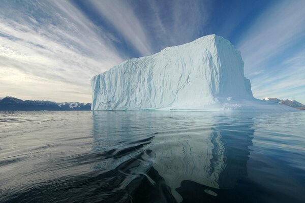 Iceberg en el océano en el Norte