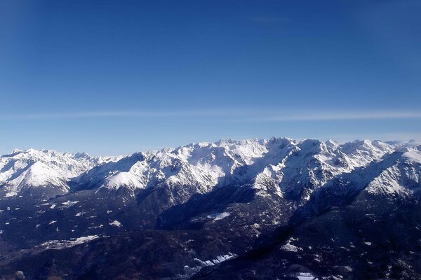 Vue depuis le sommet de la montagne dans la neige