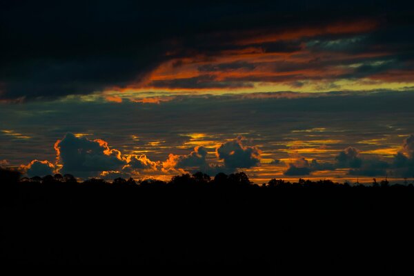 Aube avec des nuages filtre négatif