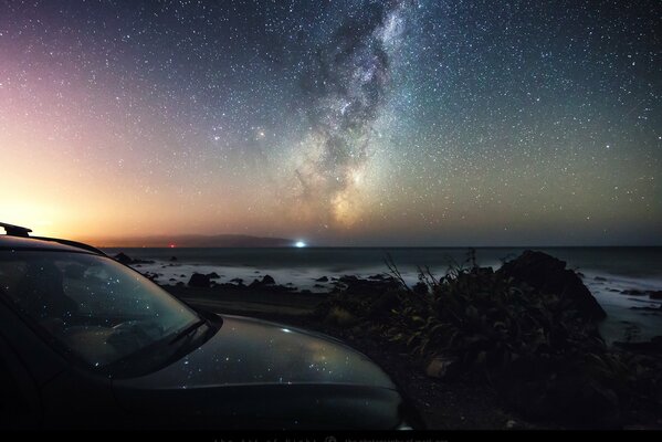 La macchina si trova contro il cielo stellato