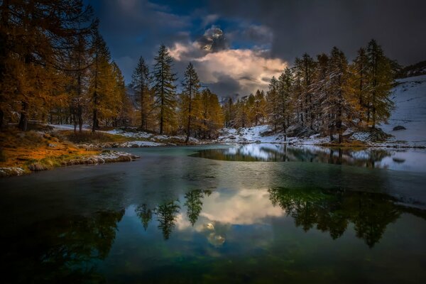 Gebirgiger Herbstfluss