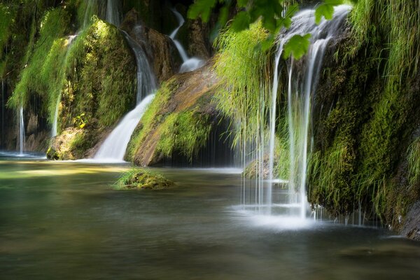 Cascade fantastique dans un bel endroit