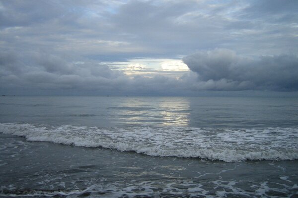 Mer bleue avec des vagues douces