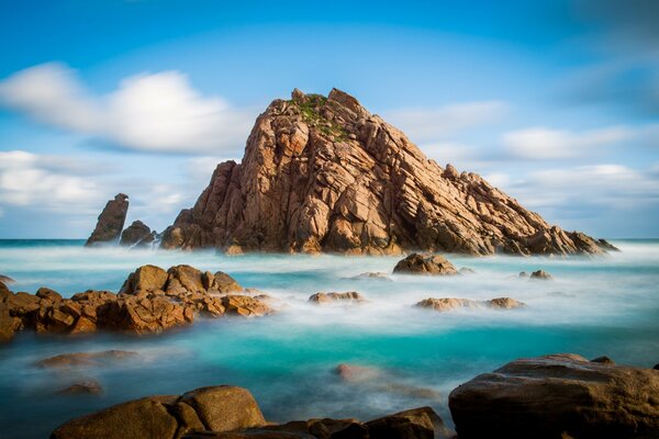 Hoher Felsen im Meer