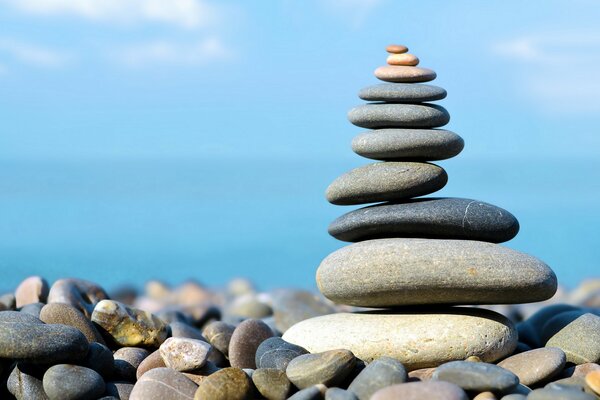 Steinpyramide am Meer