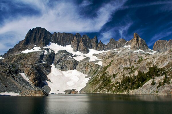 Montagne nella neve vicino al lago