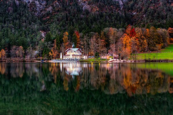 Bawarski Domek nad brzegiem bezkresnego jeziora