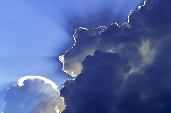 Dichte Wolken zogen den ganzen Himmel an