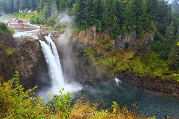 Stürmischer Wasserfall vor dem Hintergrund der herbstlichen Natur