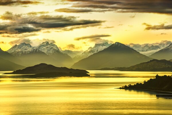 Montañas y lago. Puesta de sol en las montañas