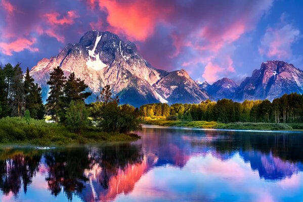 Reflet des montagnes et du ciel dans une rivière dans le Wyoming