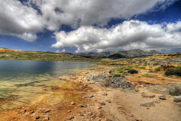 Cielo sopra la spiaggia sabbiosa deserta